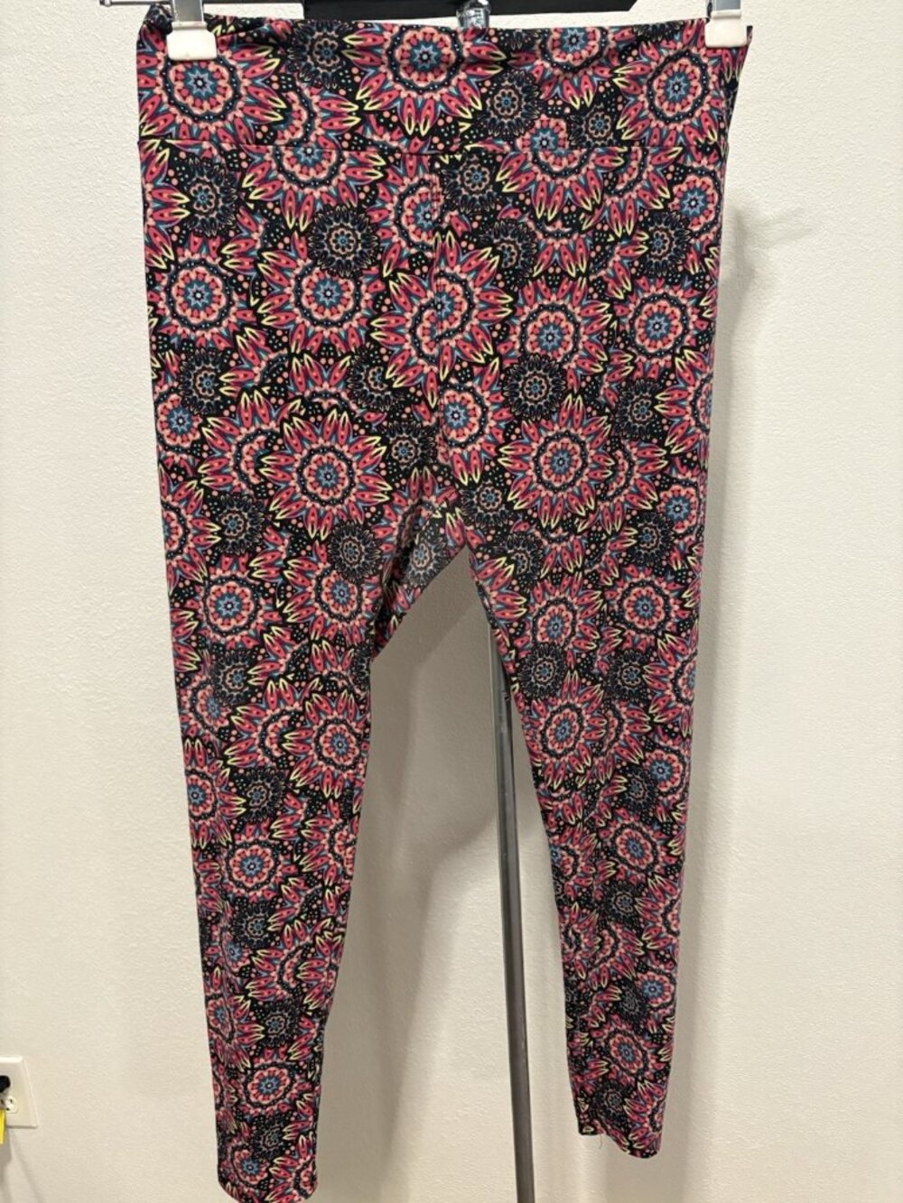 Lula Roe Leggings Yoga Pants  TC2 Tall Curvy Women Large 32X29  Geometric Print